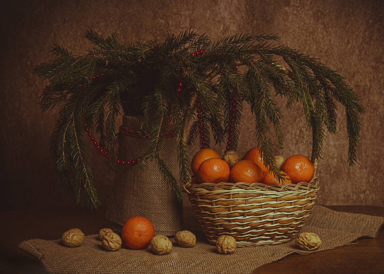 мандарины, вкусные мандарины, оранжевый, грубая ткань, новогодний натюрморт, новый год, елка, ветка ели, корзина, красный, красные бусы, мешковина, коричневый фон, орехи, грецкие орехи, ваза, ваза с еловыми ветками,, Наталья Максимова