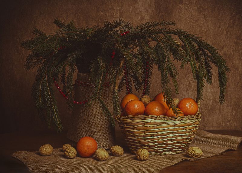 мандарины, вкусные мандарины, оранжевый, грубая ткань, новогодний натюрморт, новый год, елка, ветка ели, корзина, красный, красные бусы, мешковина, коричневый фон, орехи, грецкие орехи, ваза, ваза с еловыми ветками, Новогодняя корзина фото превью