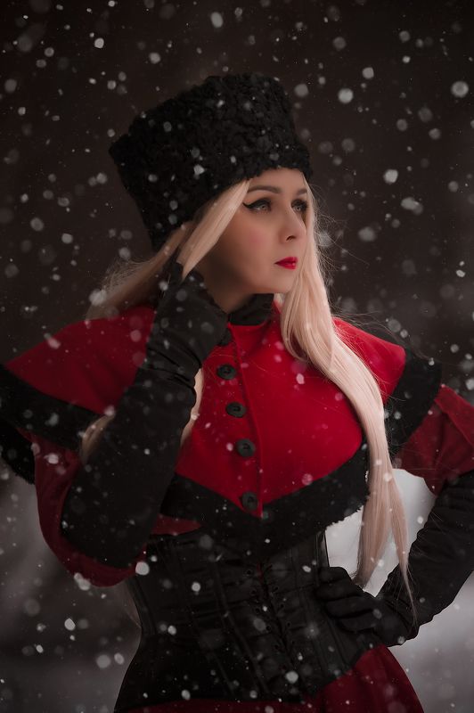 Портрет девушки в красном фото превью