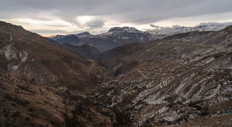 Россия, Дагестан, Хунзах, долина реки Аварское Койсу, Аварское Койсу, Лентикулярные облака,  Лентикулярные облака над горами Дагестана фото превью