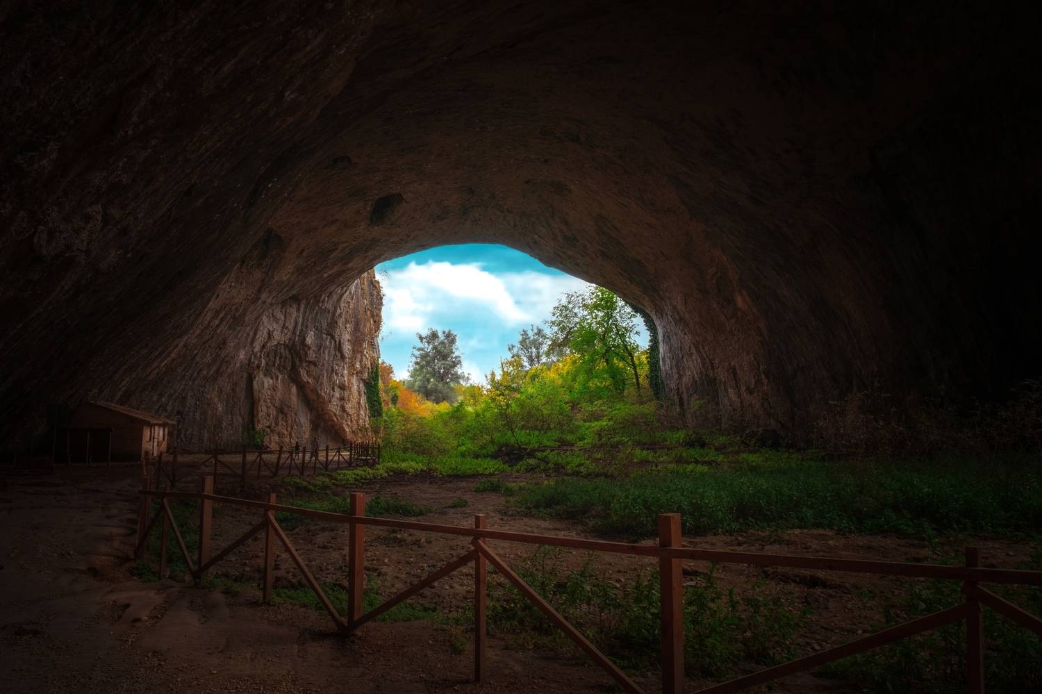 деветашка пещера,devetashka cave,българия,bulgaria,dark,stone,rock,interior,green,people,, Алексиев Борислав