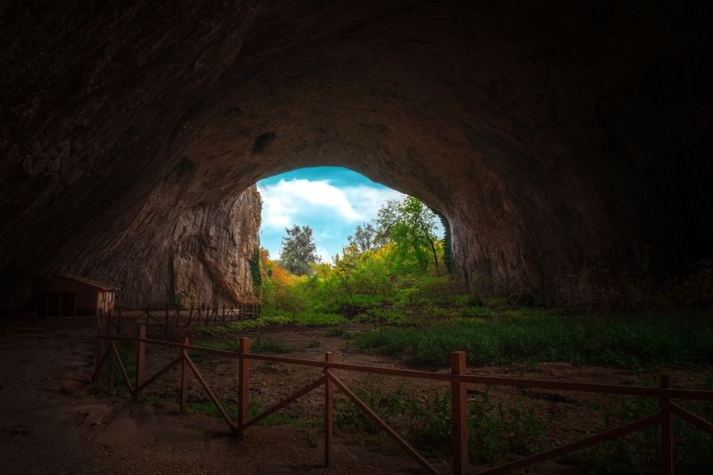 деветашка пещера,devetashka cave,българия,bulgaria,dark,stone,rock,interior,green,people, Деветашка пещера - Devetashka cave фото превью