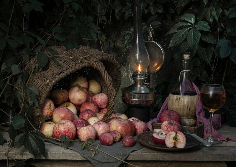керосиновая лампа яблоки бокал сидра бутыль Натюрморт с яблоками фото превью