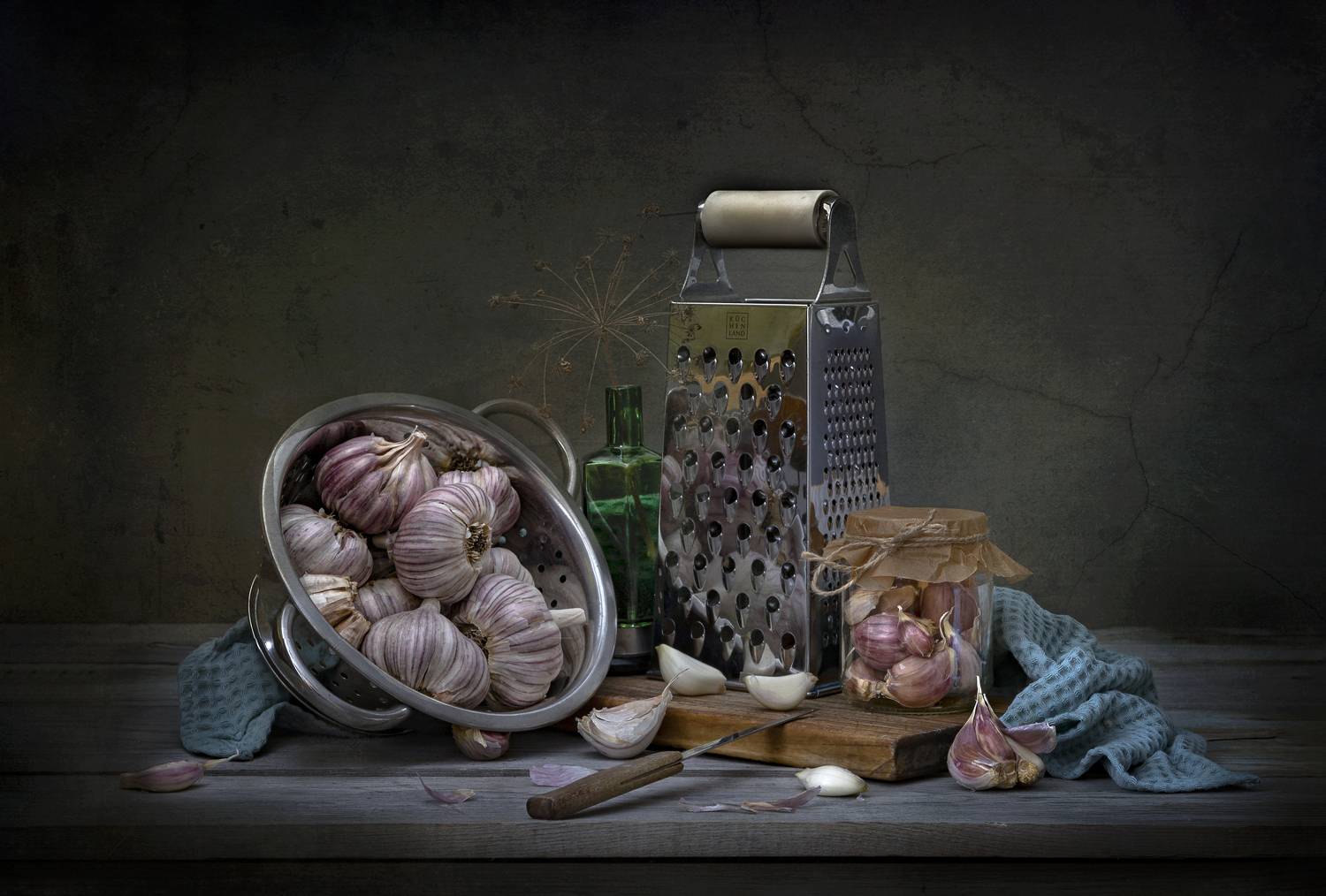 урожай,чеснок,банка,посуда,нож,полотенце., Татьяна Попова