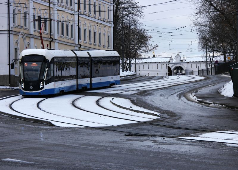 трамвай, поворот, снег, пороша, Москва Трамвай на повороте фото превью
