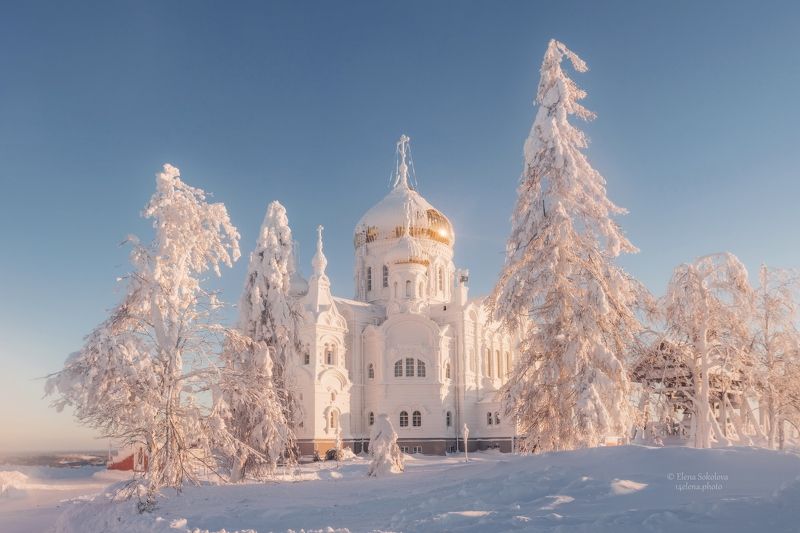 Белогорский монастырь в утреннем свете фото превью
