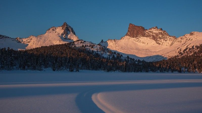 ергаки, озеро,  зима, вечер, закат Горы в  вечерних одеяниях фото превью