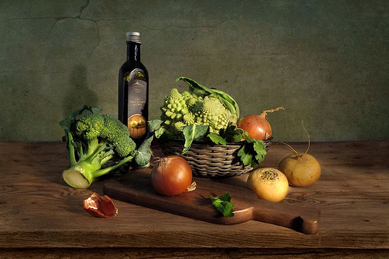 натюрморт,овощи,лук,репа,цветная капуста,доска,бутылка,оливковое масло,брокколи Овощи для салата фото превью