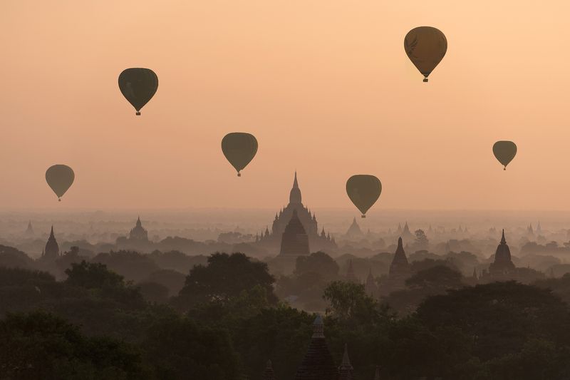 Bagan, balloons, flying ,over ,ancient,temples Bagan, balloons flying over ancient temples фото превью