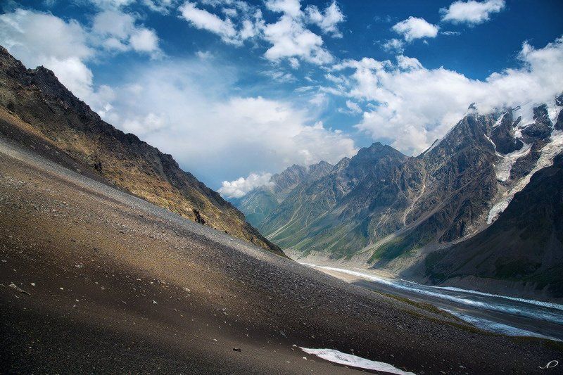 перевал. горы. ледник. снег, облака. небо, осыпь Вверх на перевал фото превью