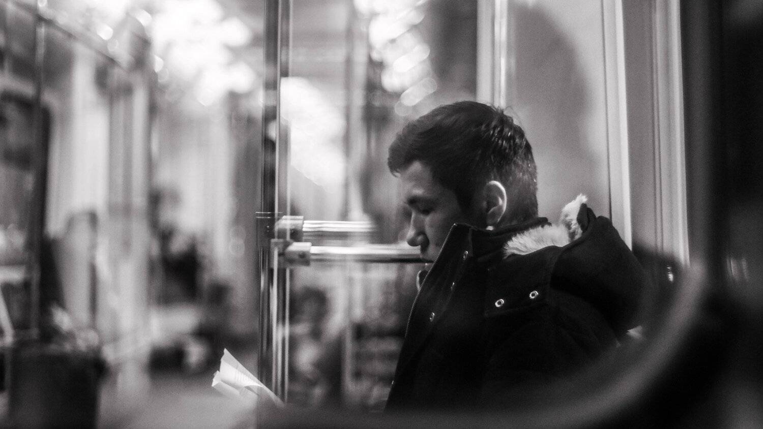 underground, portrait, subway, black and white, calmness, chiil, метро, портрет, ч\б, жанровая съемка, черно-белое, контраст, чтение, Vu Trung