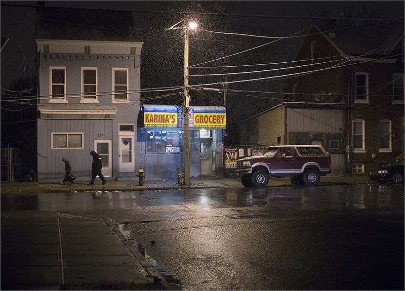 Магазин под фонарем фото превью