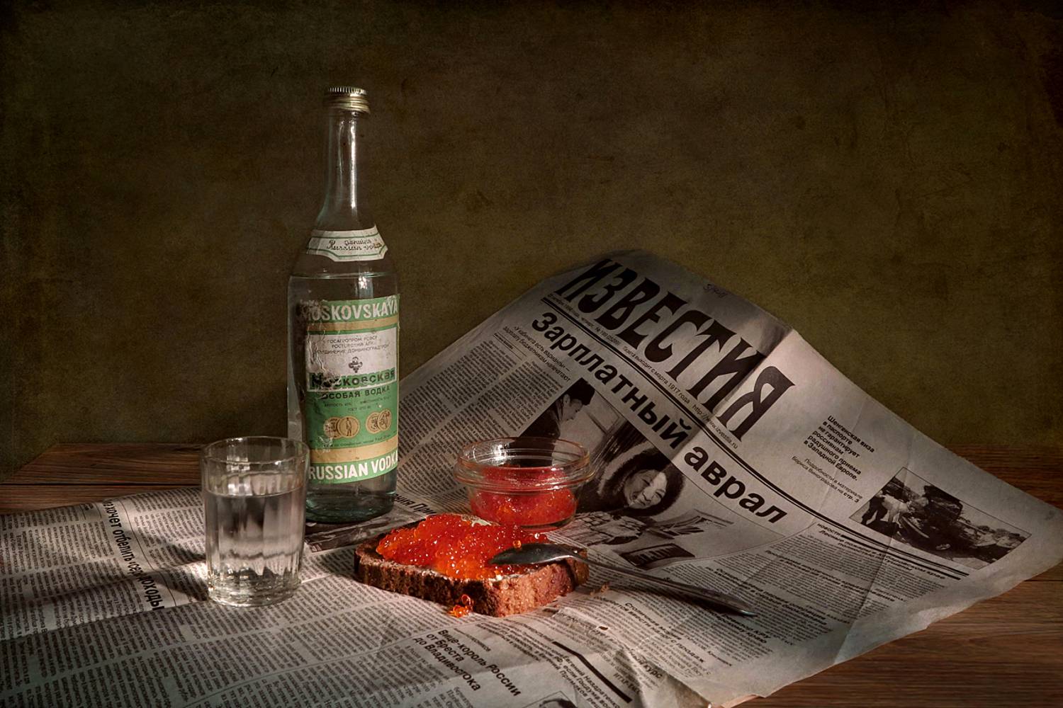 натюрморт,бутылка,водка,рюмка,газета,икра, Алла Шевченко