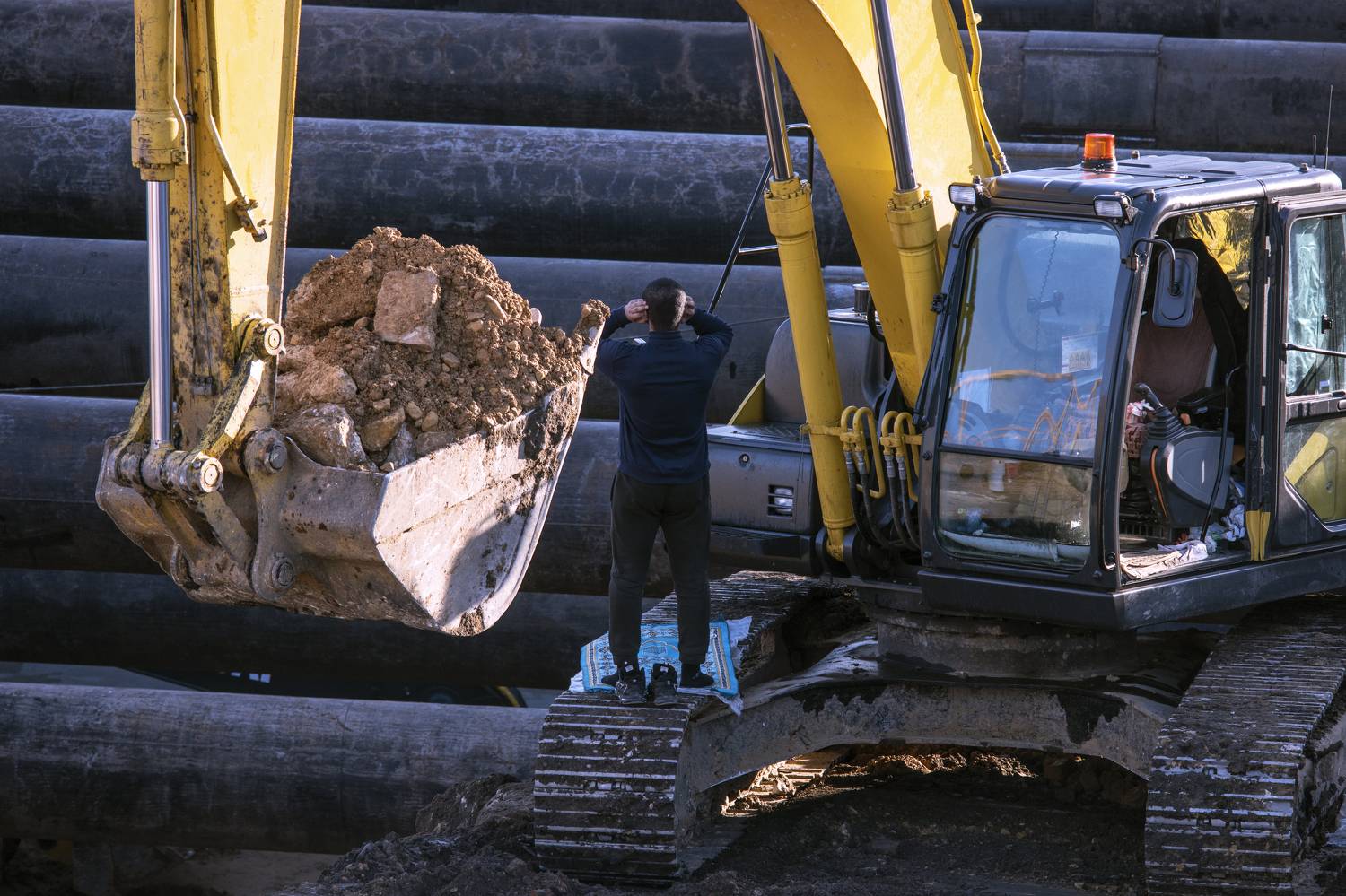 пятничная молитва, гусеница, экскаватор, намаз, коврик, ковш, грунт, трубы, заткнуть уши, Дмитрий Ткаченко