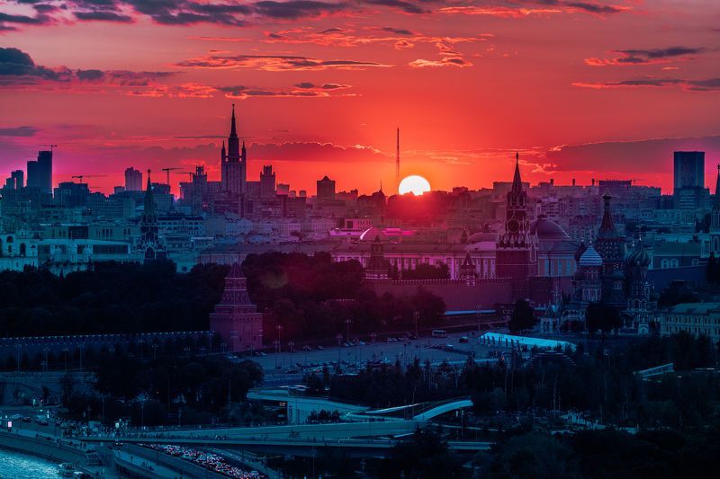 Яркий закат в Москве фото превью