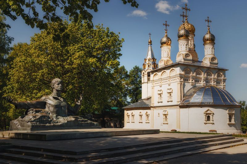 Спасо-Преображенская церковь. Памятник С. Есенину фото превью
