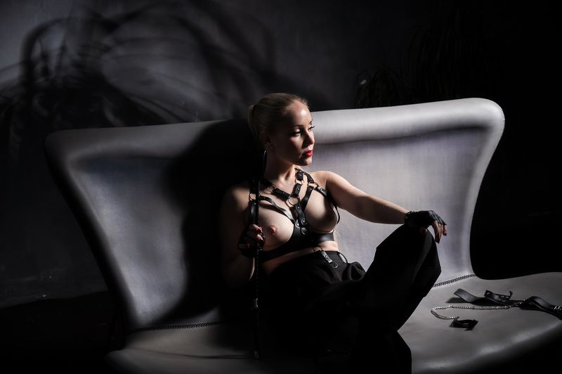 бдсм, плетка, стик, диван, ню, грудь, Михаил Решетников легкий бдсм фото превью