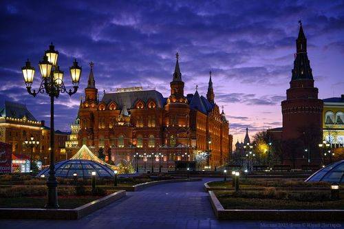 Москва. Утро на Манежной площади.