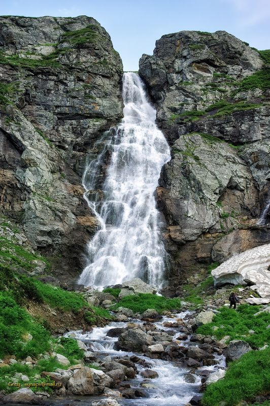 имеретинка водопад река скалы горы Муравей у ручья фото превью