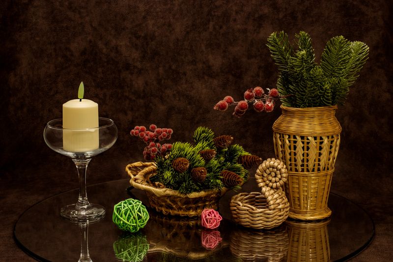 ваза, свеча, цветочный горшок, цветочный дизайн, комнатное растение, композиция из цветов, натюрморт, в помещении, контейнер, флористика, срезанные цветы, фотография натюрморта, цветок, растение. стол со свечой Натюрморт со свечой. фото превью