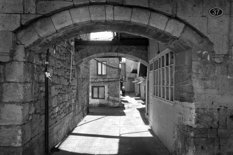 двор, пустота, арка Играющие дети фото превью