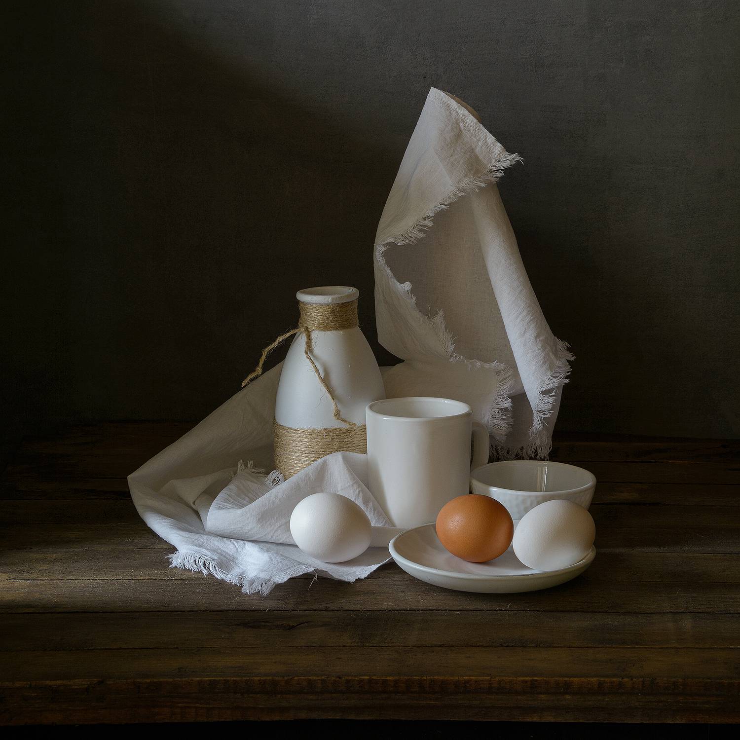куриные яйца, чашка, блюдце, бутылка, тряпка, Алексей Бычков