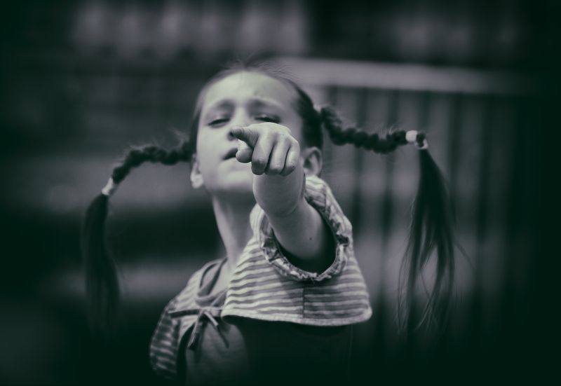 дети, чб фото, уличный детский портрет, девочка  фото превью