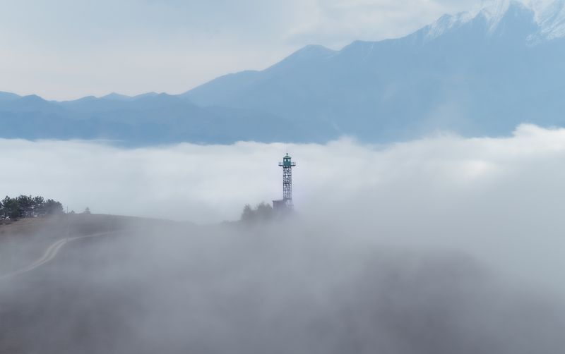 Россия, Ингушетия, пограничная вышка Вышка в тумане фото превью