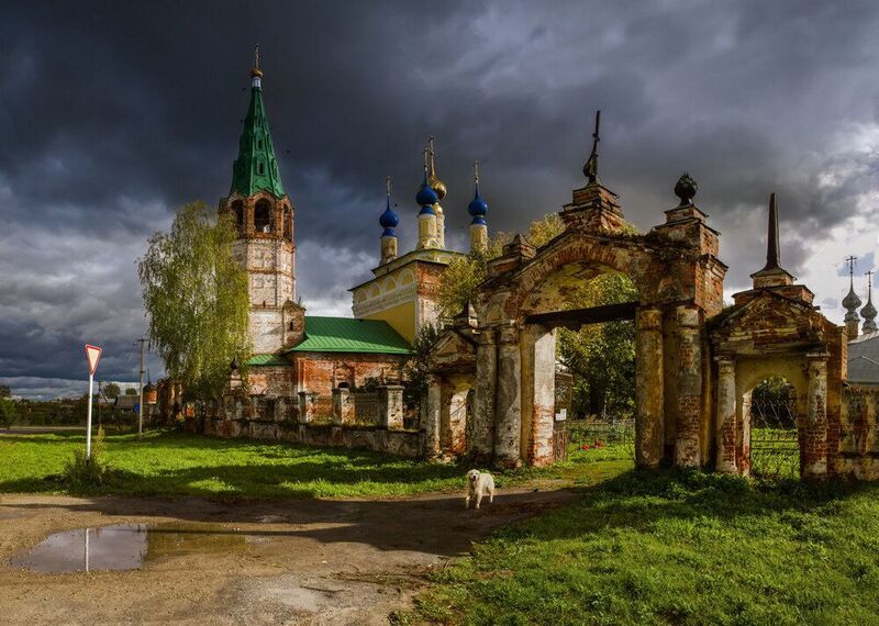 церковь тучи облака пейзаж вода утро После дождя фото превью