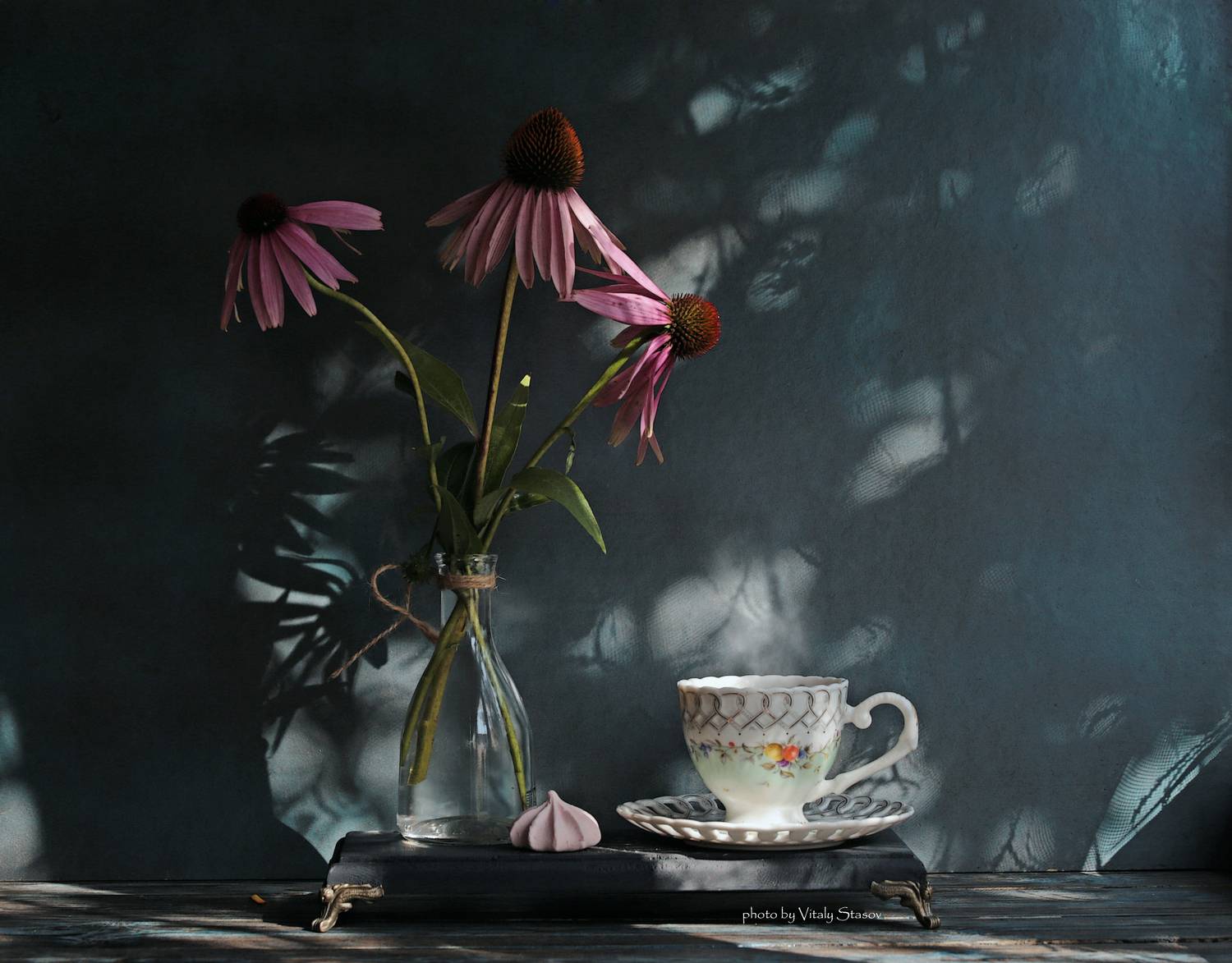 цветок, чашка чая, минимум, минимализм, созерцание, чай, чай на травах, ваза, flower, cup of tea, minimalism, contemplation, tea, herbal tea, vase, Стасов Виталий