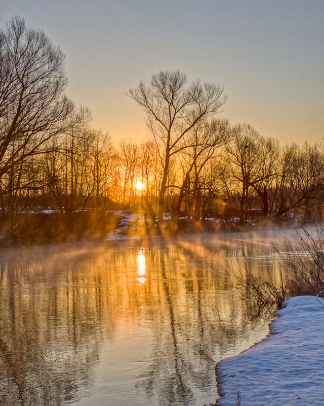 природа пейзаж весна лес река туман дымка солнце подмосковье вода снег Восход на реке фото превью