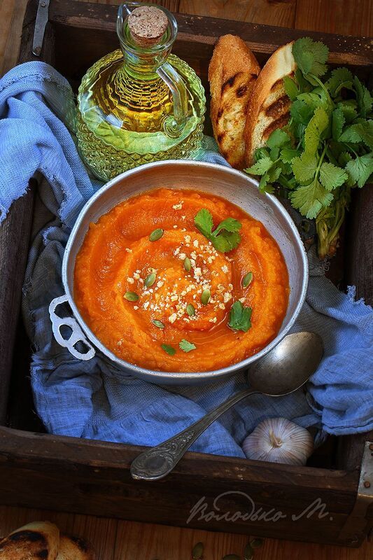Суп-пюре из тыквы с хрустящим жареным багетом фото превью