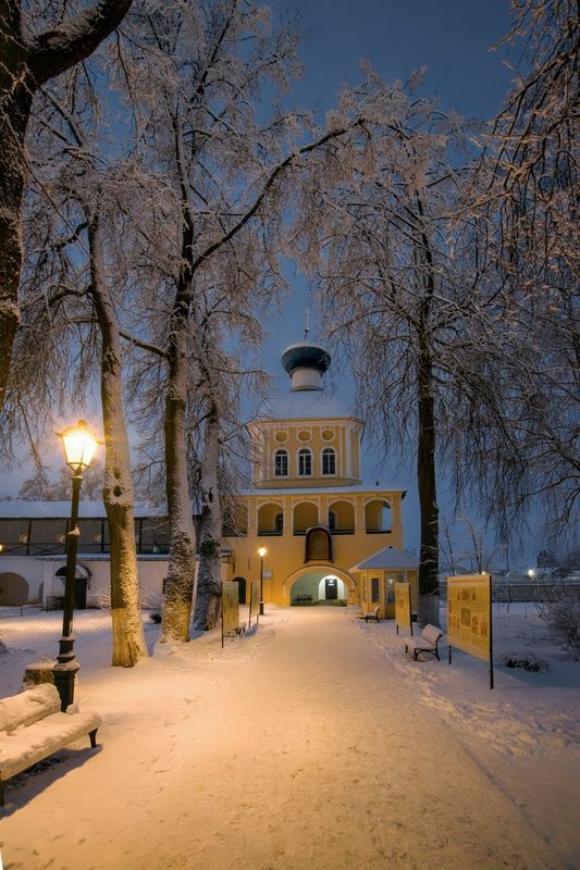 снег вечер свет церковь храм Зима в Тихвинском монастыре фото превью