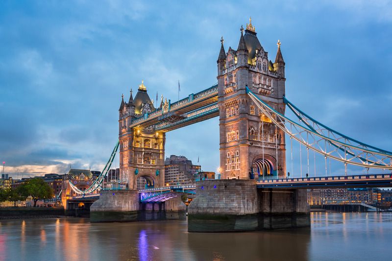 architecture, blue, bridge, britain, british, building, capital, city, cityscape, clouds, dark, dawn, drawbridge, electric, england, english, europe, european, history, icon, iconic, illuminated, kingdom, landmark, lights, london, monument, morning, natio Tower Bridge in London фото превью