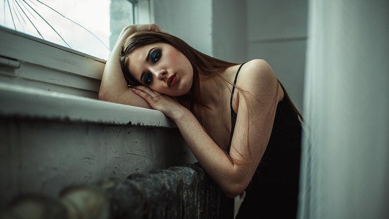 портрет, девушка, окно, У окна фото превью