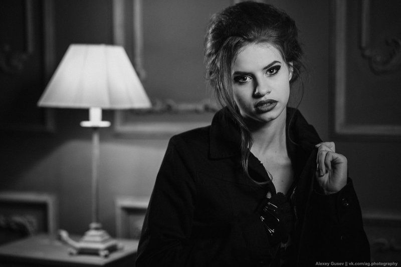 girl,beauty,lamp,room,nigt,dark,noir,coat In a cold cold night фото превью