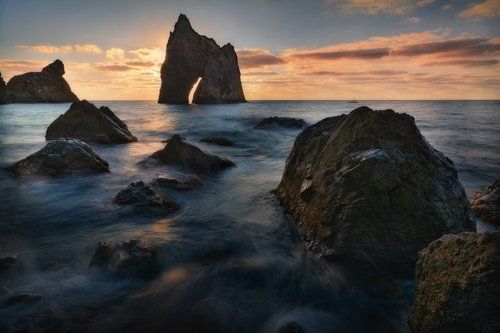 Море, море - мир бездонный, Пенный шелест волн прибрежных..........