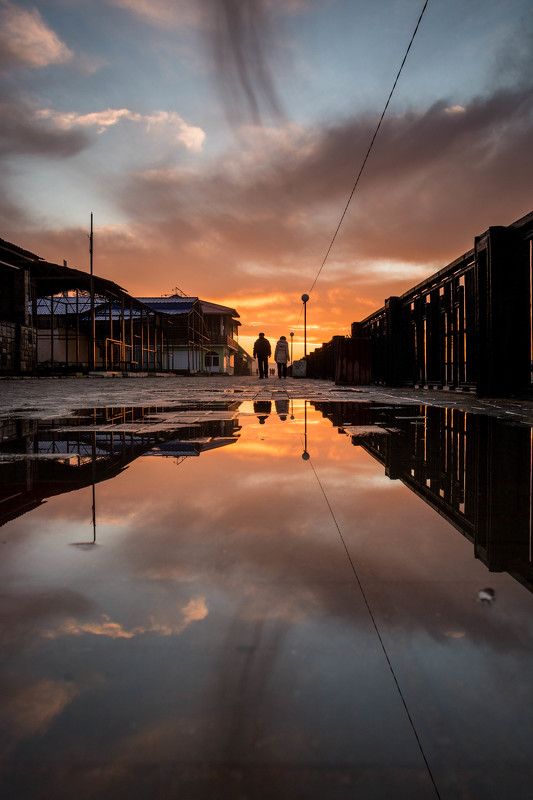Вечер, Вода, Закат, Краски, Лужа, Отражение, Улица, Фото вдвоем меж двух миров фото превью