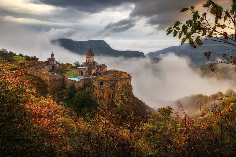 кавказ, горы, армения, armenia, татев, tatev, monastery, монастырь, храм, осень в горах, горы осенью, армянская церковь, аац Разогнанные облака фото превью