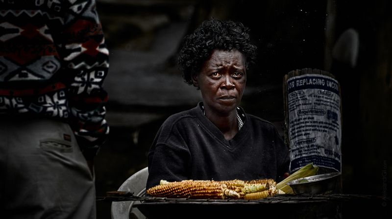 женщина, африка, кукуруза, улица, кения, africa, kenya, corn Макаи фото превью