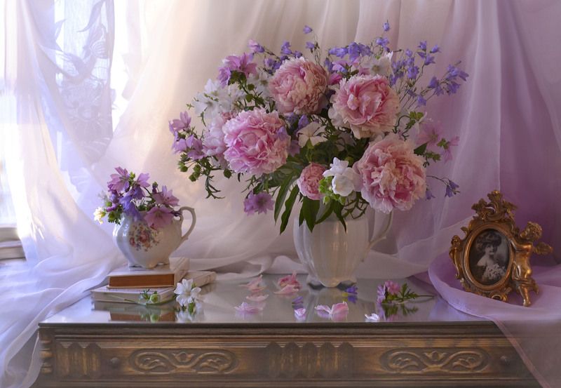 still life, натюрморт, цветы, фото натюрморт, лето, июль, пионы, колокольчики, зеркало, отражение, книги, настроение Пусть этот день начнётся с доброты... фото превью