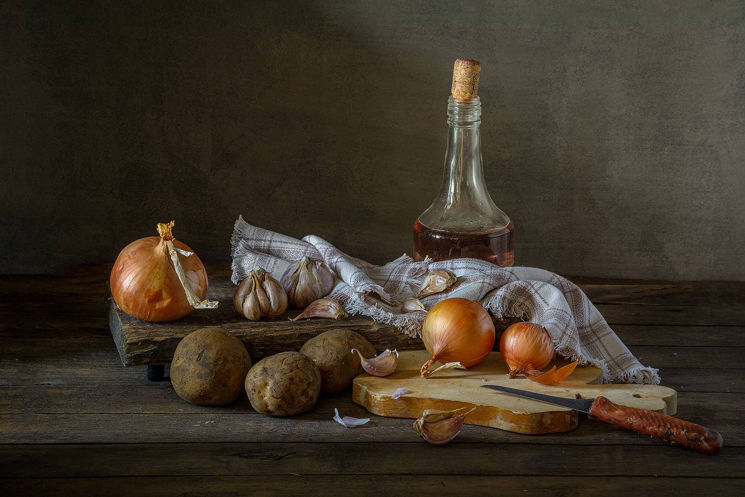 лук, чеснок, картошка, бутылка, уксус, тряпка, нож,, Алексей Бычков