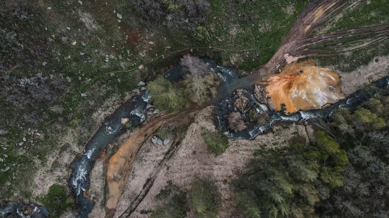 Армения, Джермук, Вайоцдзорская область, Джермукский гейзер, река Арпа Вид на Джермукский гейзер и реку Арпа фото превью