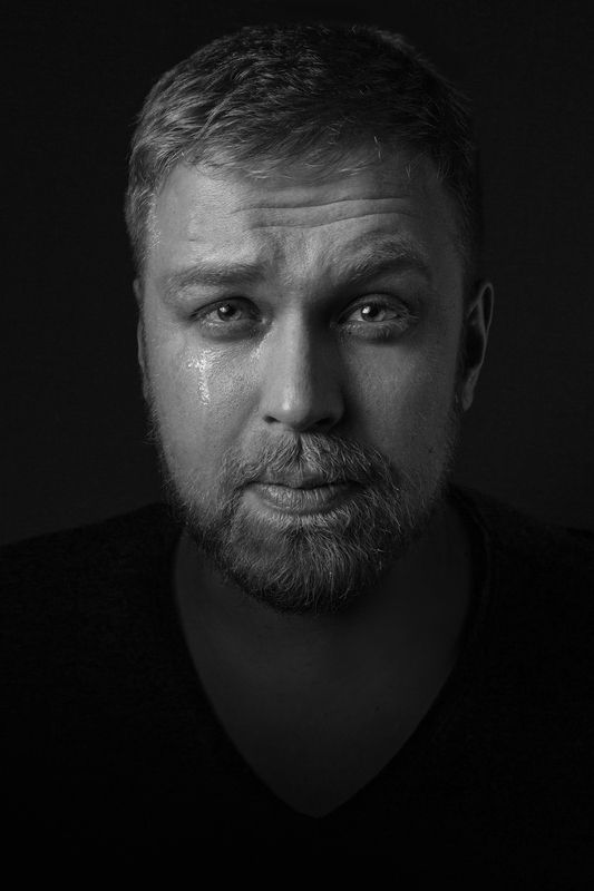 мужчина, портрет, чб, слезы, плачет, серия, глаза  Специалист по безопасности фото превью