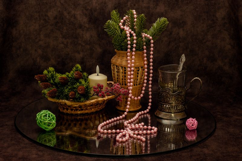 ваза, свеча, цветочный горшок, цветочный дизайн, растение, в помещении, комнатное растение, бусы. стакан, подстаканник,фотография натюрморта, стол, цветок, миниатюра. Предновогодний натюрморт. фото превью
