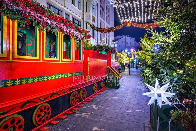 москва, новый год, паровоз, кузнецкий мост Красный паровозик на Кузнецком мосту фото превью