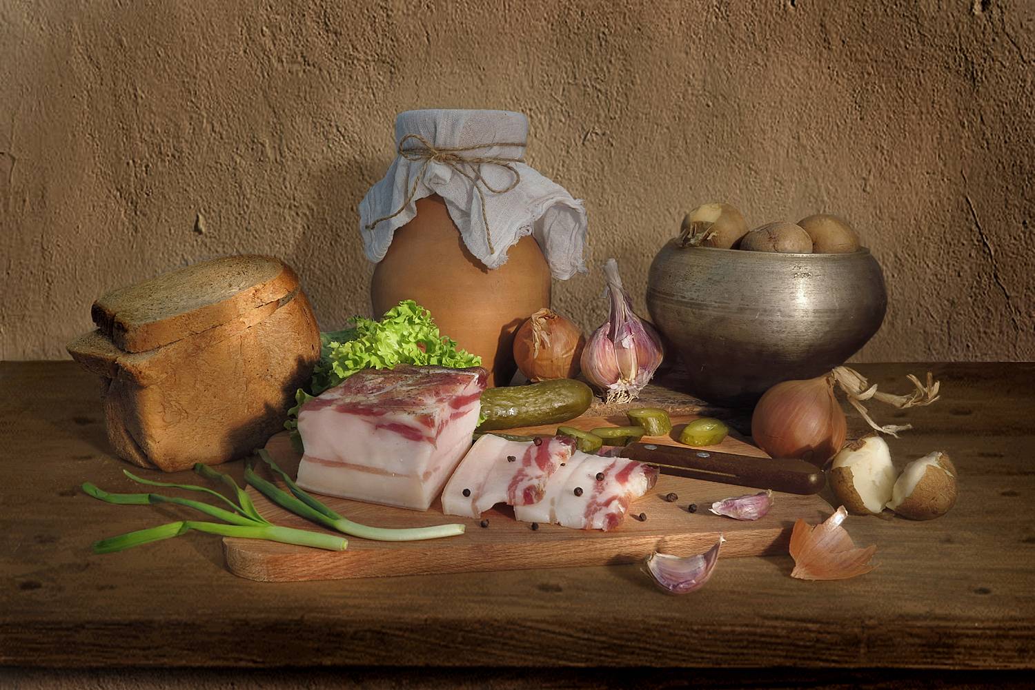 натюрморт,сало,хлеб,картошка,лук,соленые огурцы,нож,кувшин,зелень,чеснок, Алла Шевченко