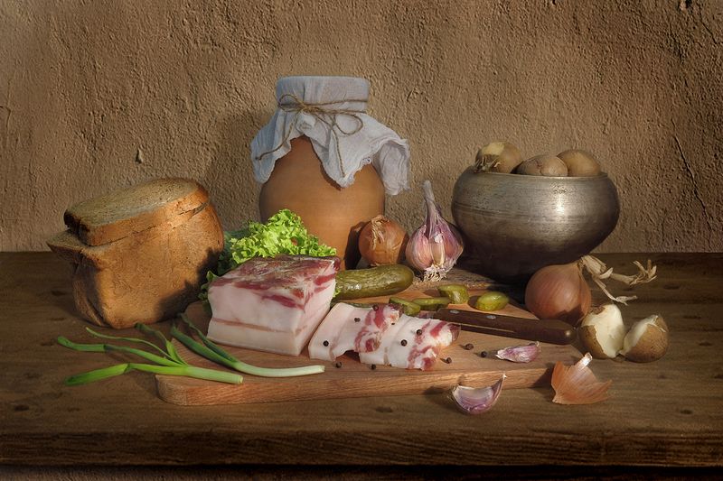 натюрморт,сало,хлеб,картошка,лук,соленые огурцы,нож,кувшин,зелень,чеснок С салом фото превью