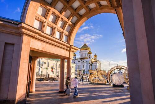 Метро Кропоткинская и Храм Христа Спасителя