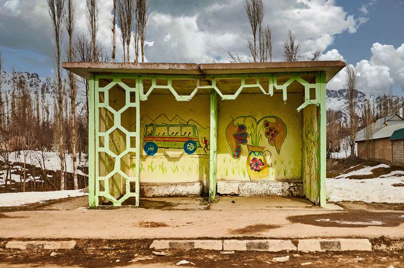 Таджикские муралы. Графити неизвестного художника. Автобусная остановка. Файзабад. Таджикистан фото превью